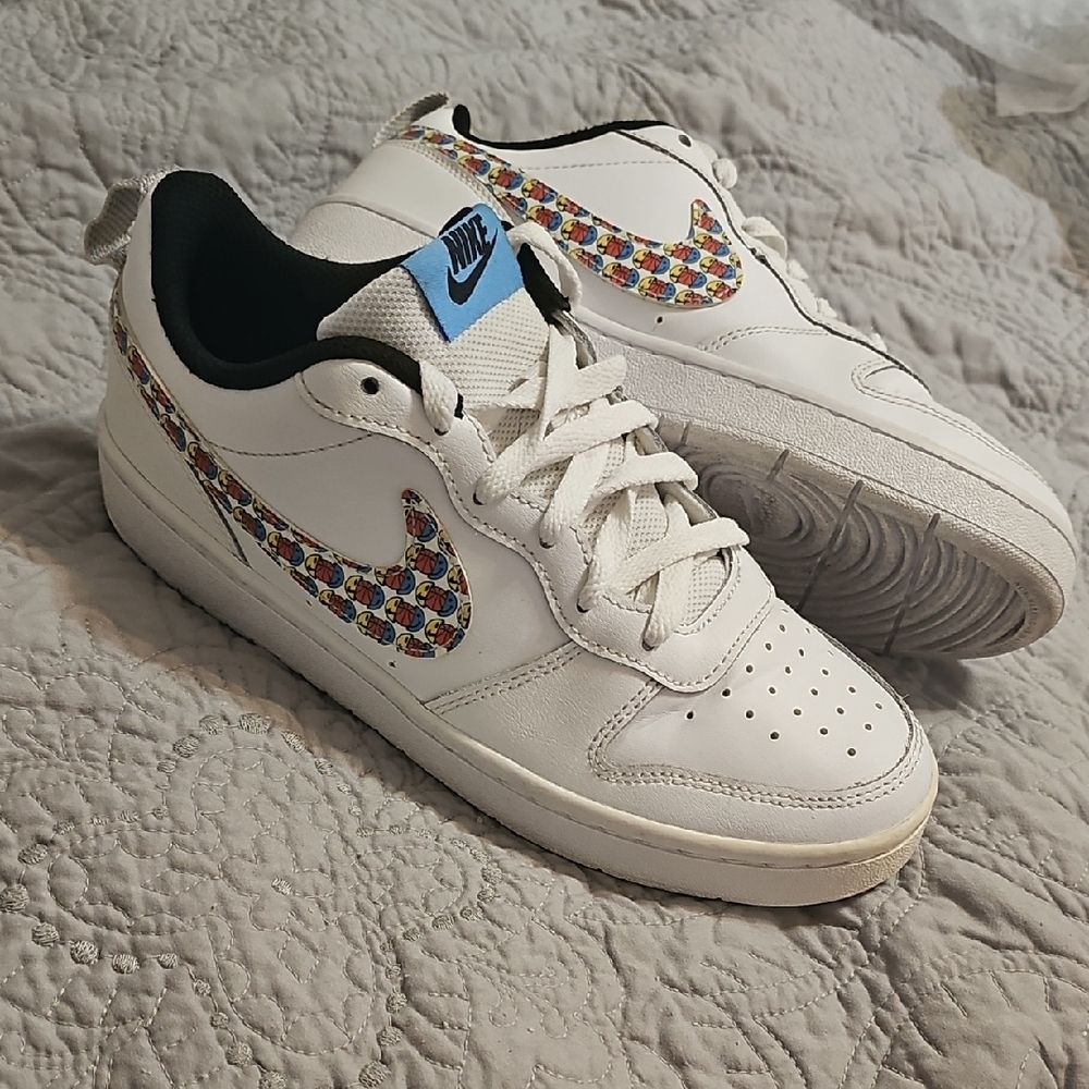 Nike Court Shoes. 6Y. Low Top Youth Size. Basketball /smile Emoji.